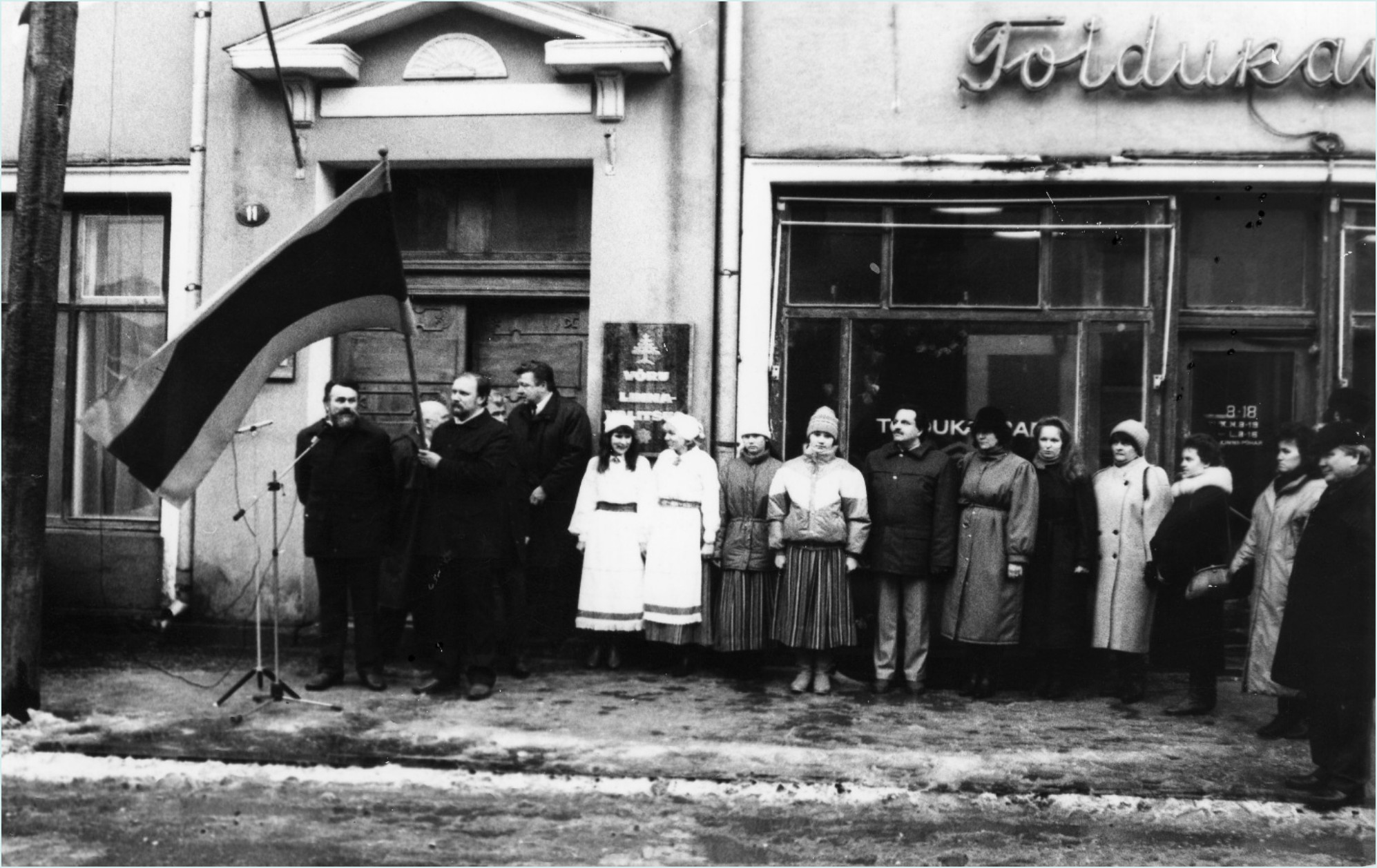 Võru linna lipp on heiskamise ootel linnavolikogu liikme Mati Kriisi käes. Foto: ERAKOGU